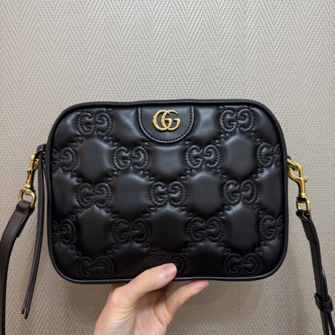 Gucci 黑牛皮橫縫紋金釦斜背相機包