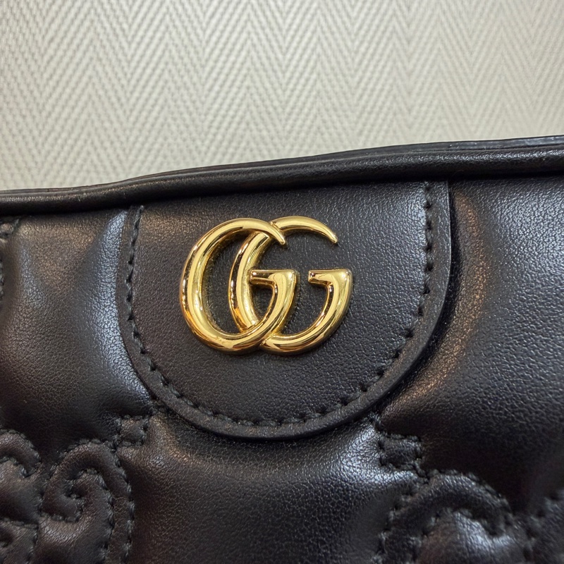 Gucci 黑牛皮橫縫紋金釦斜背相機包-1
