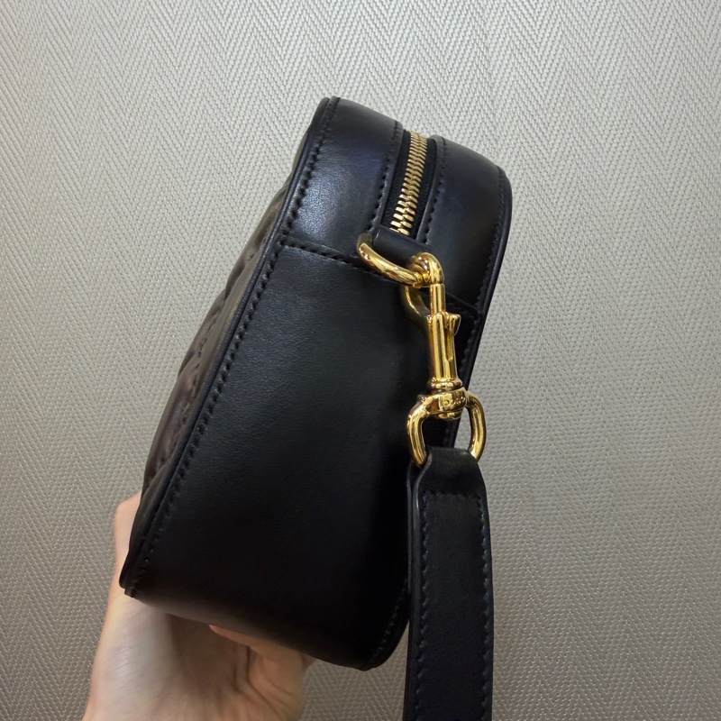 Gucci 黑牛皮橫縫紋金釦斜背相機包-2