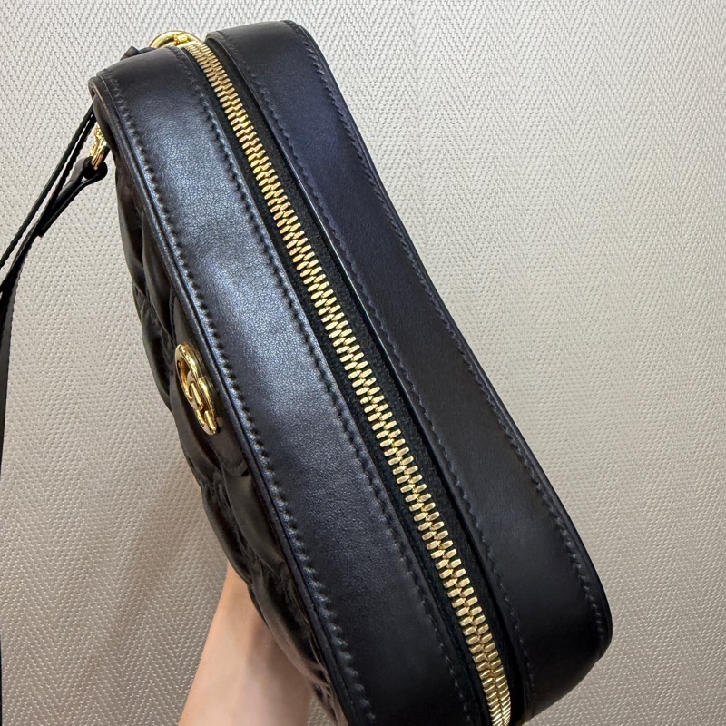 Gucci 黑牛皮橫縫紋金釦斜背相機包-4