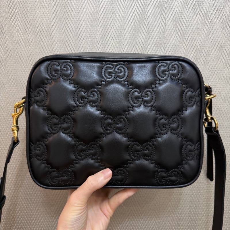 Gucci 黑牛皮橫縫紋金釦斜背相機包-5