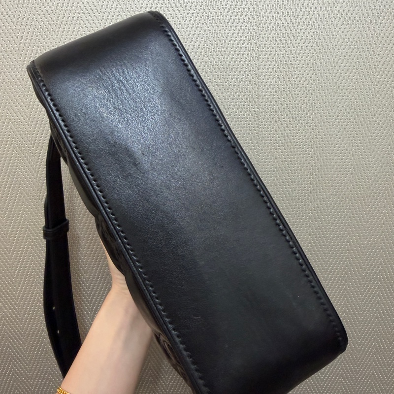 Gucci 黑牛皮橫縫紋金釦斜背相機包-6