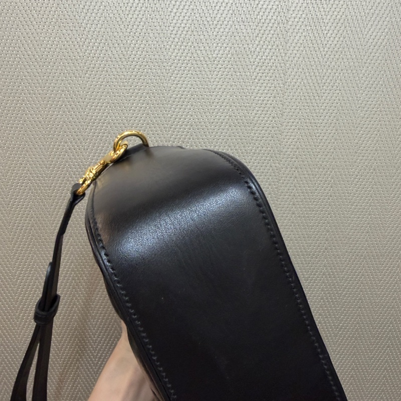 Gucci 黑牛皮橫縫紋金釦斜背相機包-7