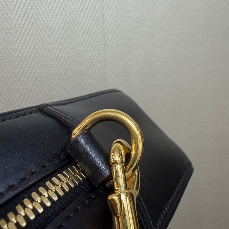 Gucci 黑牛皮橫縫紋金釦斜背相機包-9