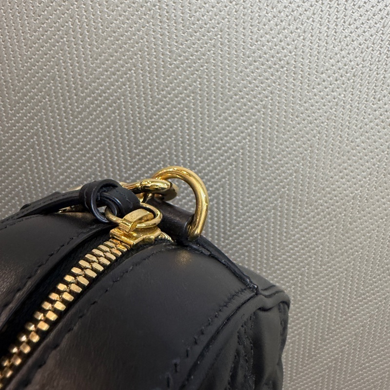 Gucci 黑牛皮橫縫紋金釦斜背相機包-10