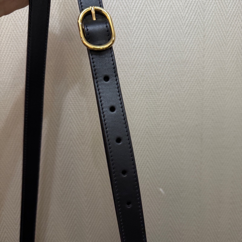 Gucci 黑牛皮橫縫紋金釦斜背相機包-12