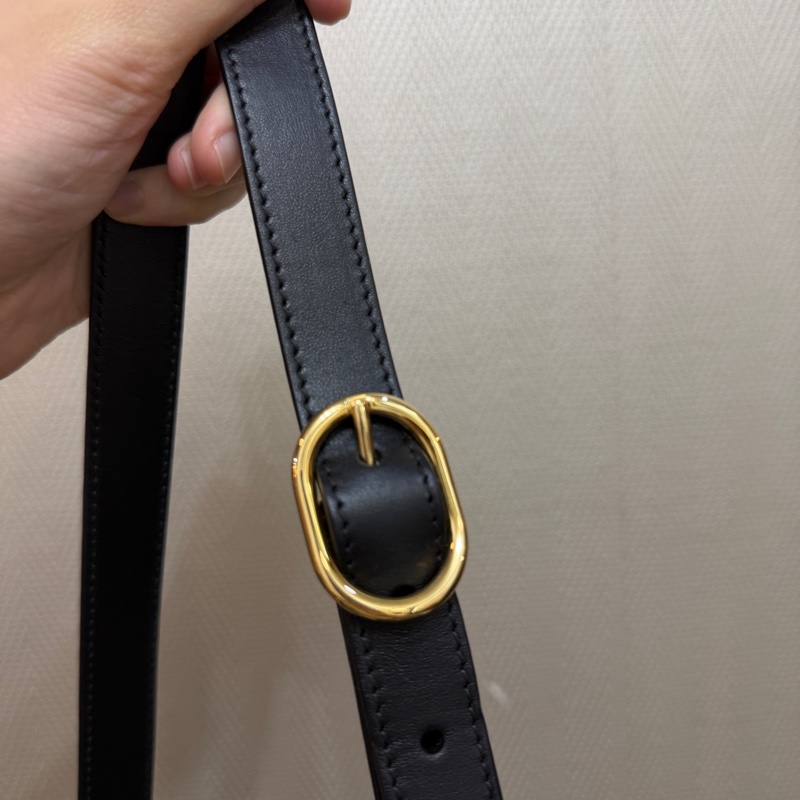 Gucci 黑牛皮橫縫紋金釦斜背相機包-13