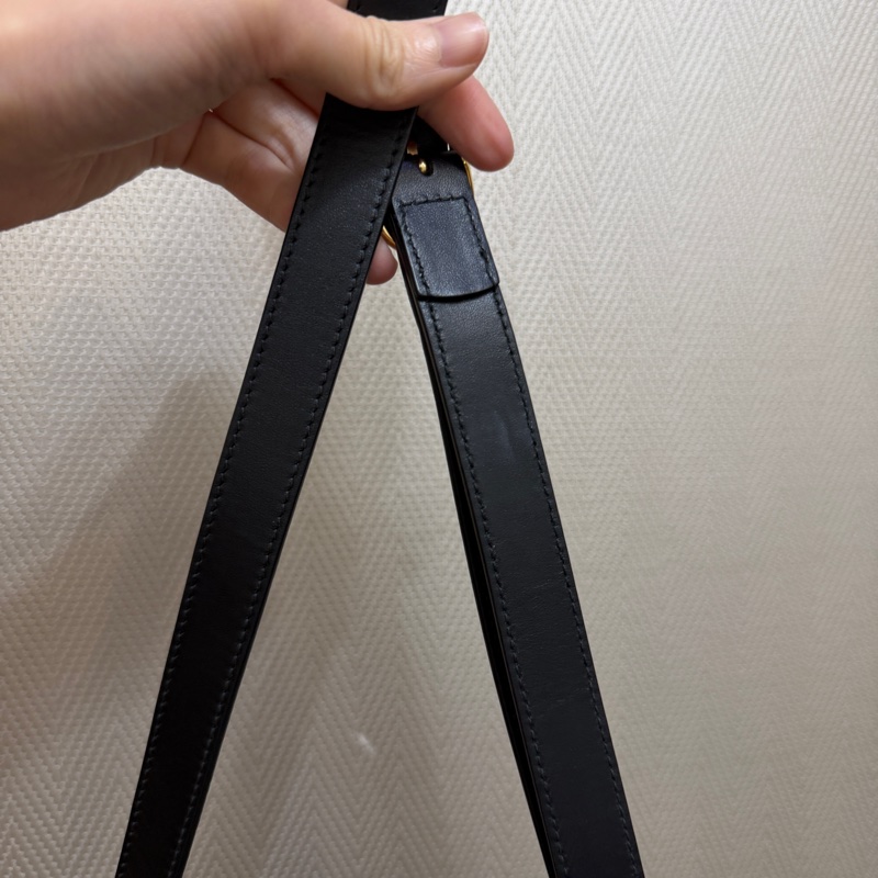 Gucci 黑牛皮橫縫紋金釦斜背相機包-15