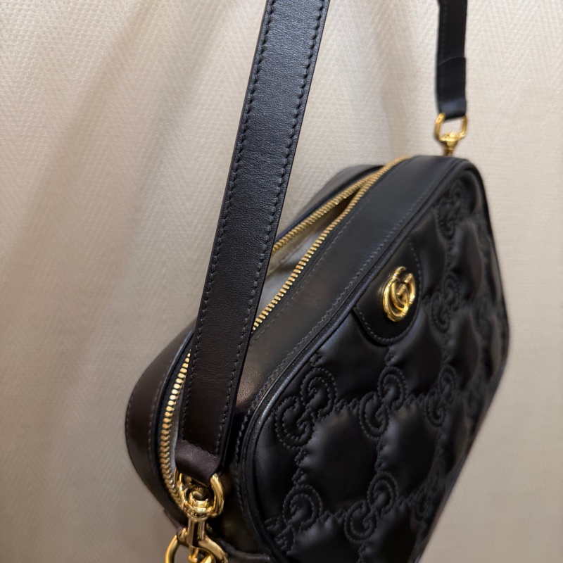Gucci 黑牛皮橫縫紋金釦斜背相機包-16