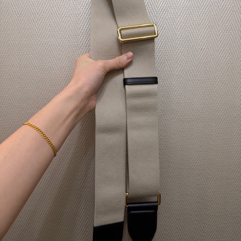 Gucci 黑牛皮橫縫紋金釦斜背相機包-17