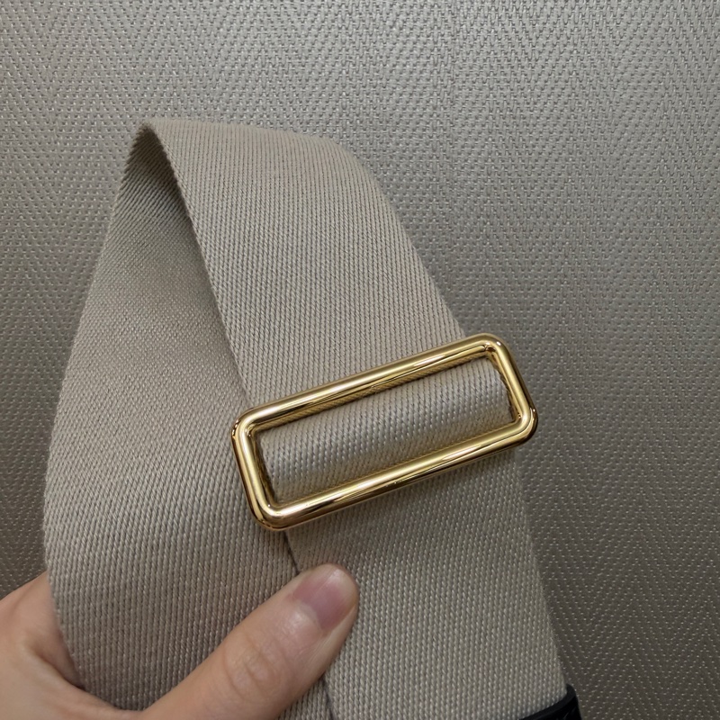 Gucci 黑牛皮橫縫紋金釦斜背相機包-18