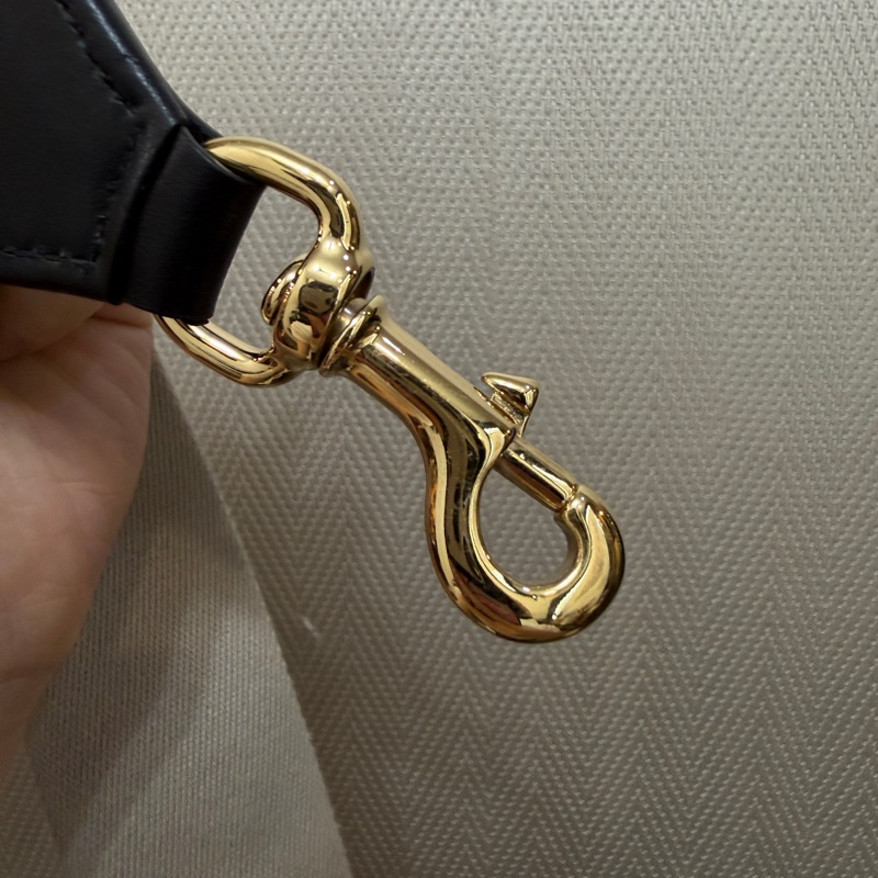 Gucci 黑牛皮橫縫紋金釦斜背相機包-21