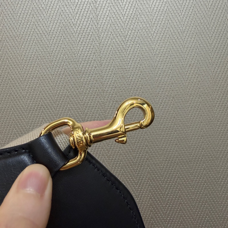 Gucci 黑牛皮橫縫紋金釦斜背相機包-22