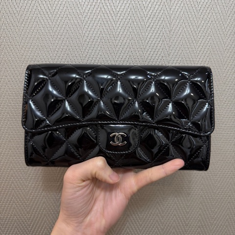 Chanel 黑漆亮皮銀釦三折長夾A31506