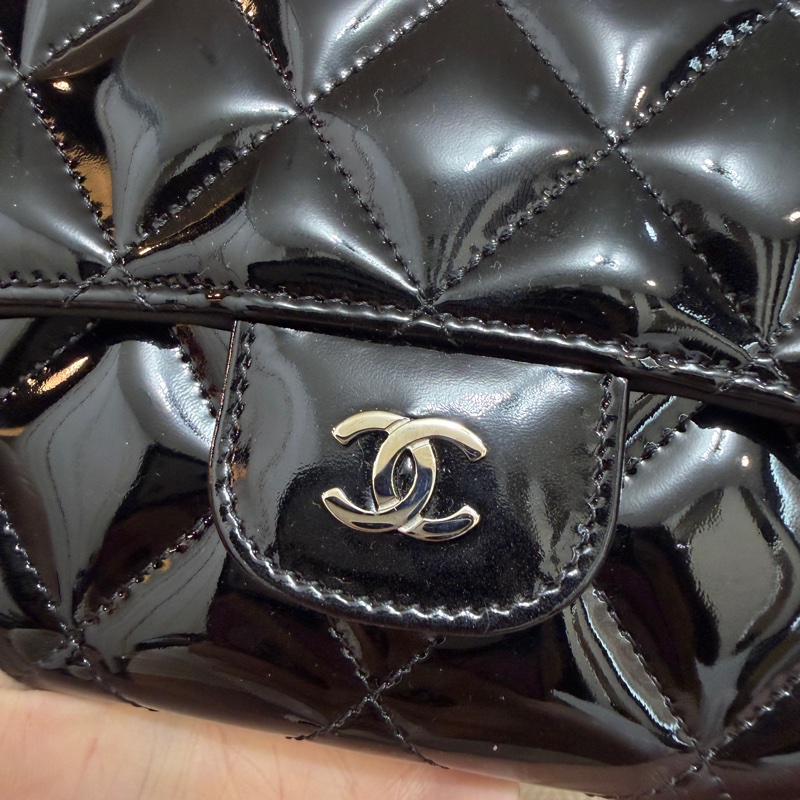 Chanel 黑漆亮皮銀釦三折長夾A31506-1