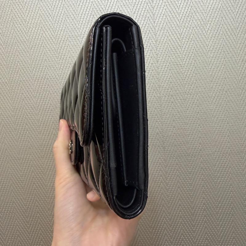 Chanel 黑漆亮皮銀釦三折長夾A31506-2