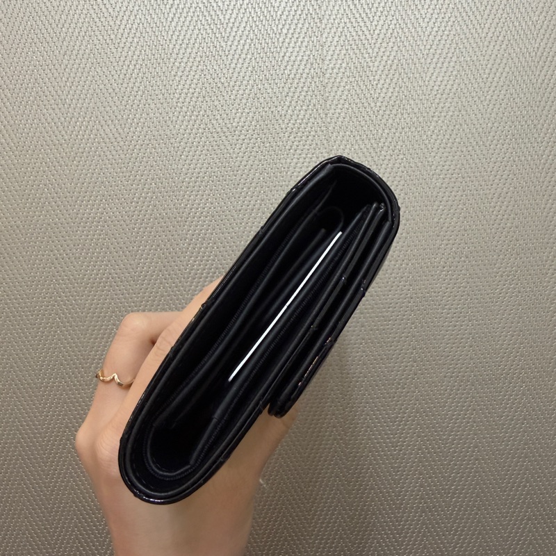 Chanel 黑漆亮皮銀釦三折長夾A31506-3