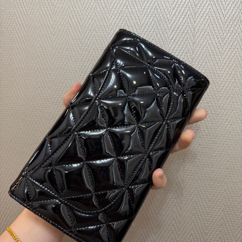 Chanel 黑漆亮皮銀釦三折長夾A31506-5
