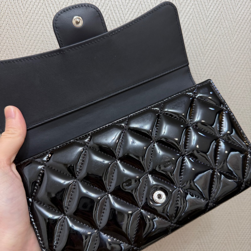 Chanel 黑漆亮皮銀釦三折長夾A31506-9