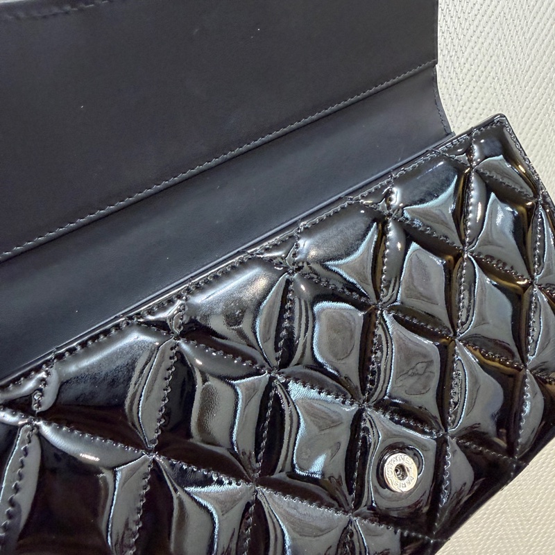 Chanel 黑漆亮皮銀釦三折長夾A31506-10