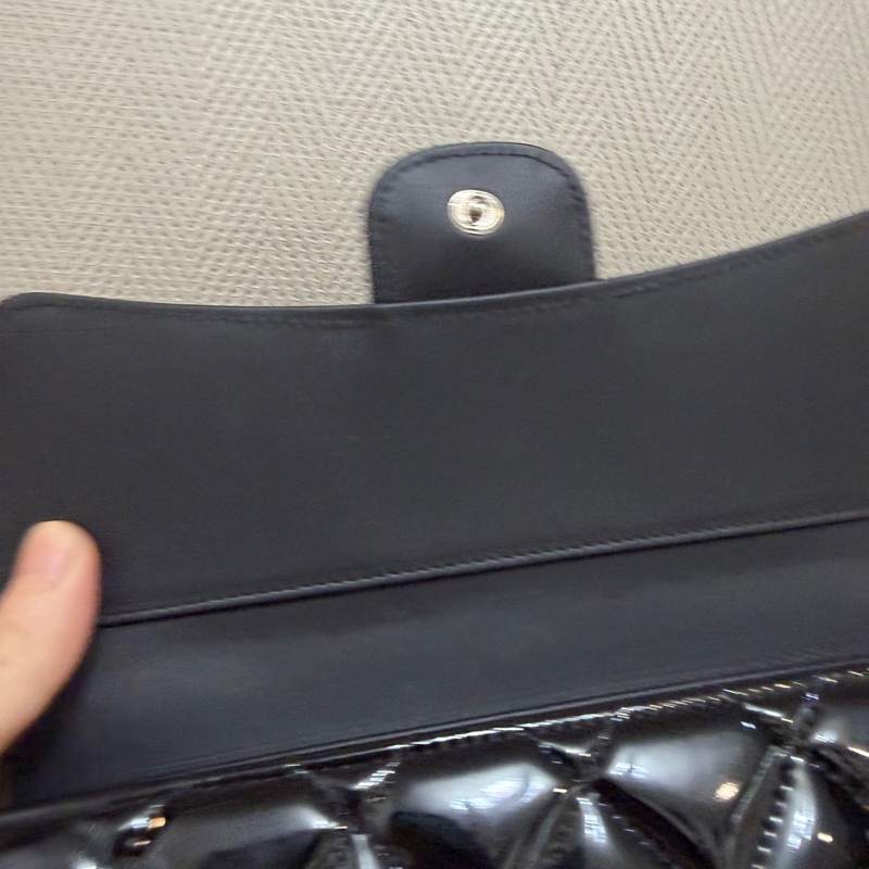 Chanel 黑漆亮皮銀釦三折長夾A31506-11