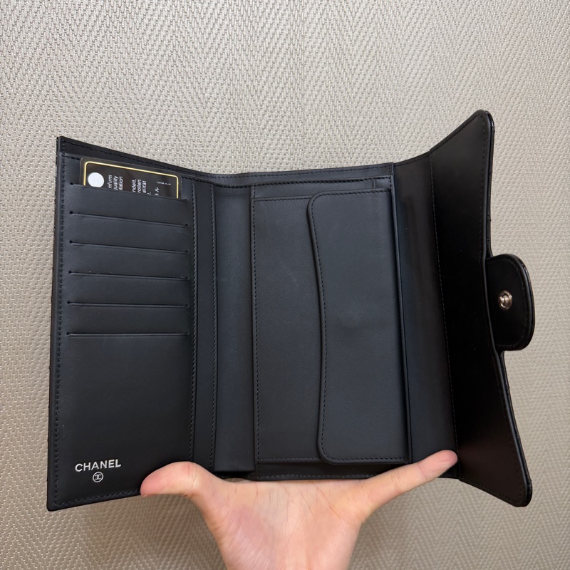 Chanel 黑漆亮皮銀釦三折長夾A31506-12