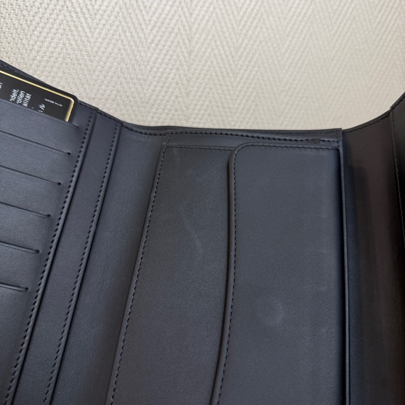 Chanel 黑漆亮皮銀釦三折長夾A31506-13