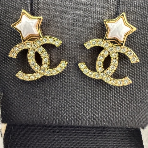 Chanel 雙星雙C大Logo耳環 滿鑽貝殼感異材質搭配