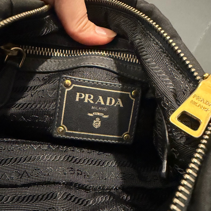 Prada 經典尼龍 雲朵包 Hobo包 肩背包 黑 金釦-7