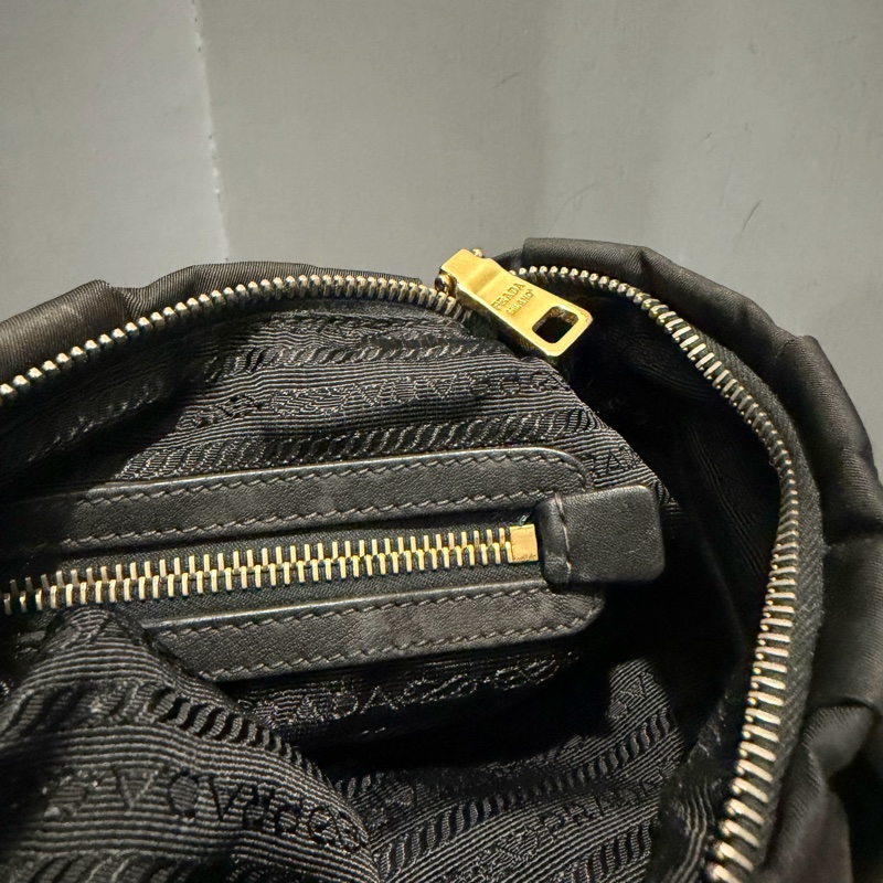 Prada 經典尼龍 雲朵包 Hobo包 肩背包 黑 金釦-10