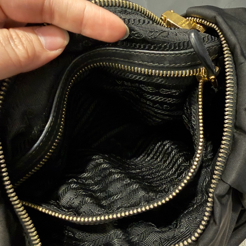 Prada 經典尼龍 雲朵包 Hobo包 肩背包 黑 金釦-11