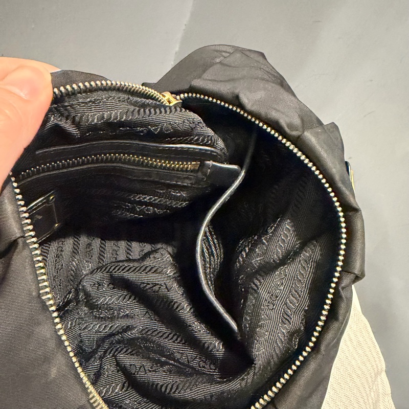 Prada 經典尼龍 雲朵包 Hobo包 肩背包 黑 金釦-13