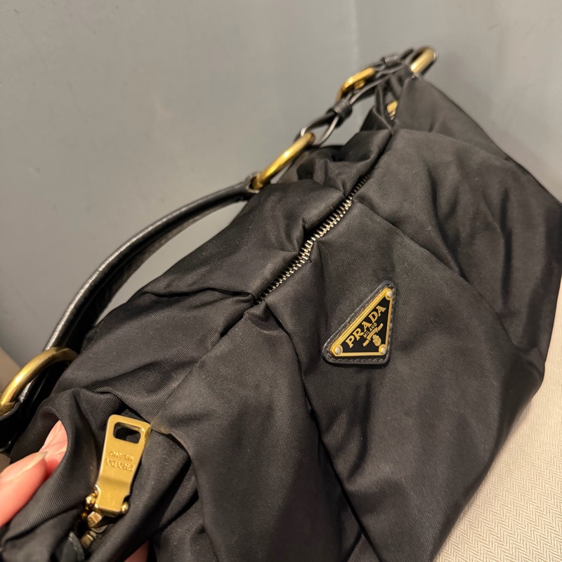 Prada 經典尼龍 雲朵包 Hobo包 肩背包 黑 金釦-17