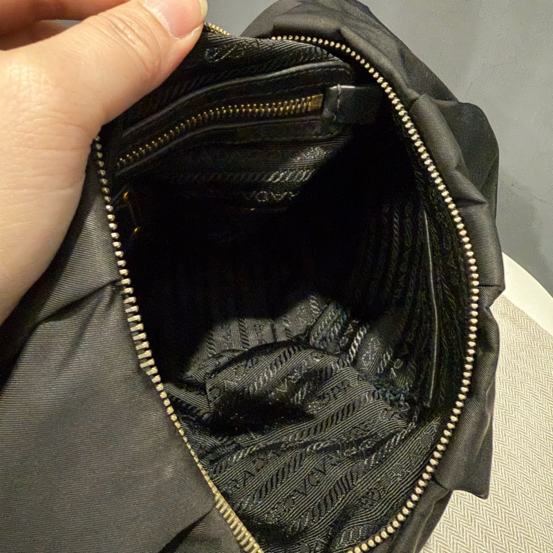 Prada 經典尼龍 雲朵包 Hobo包 肩背包 黑 金釦-19
