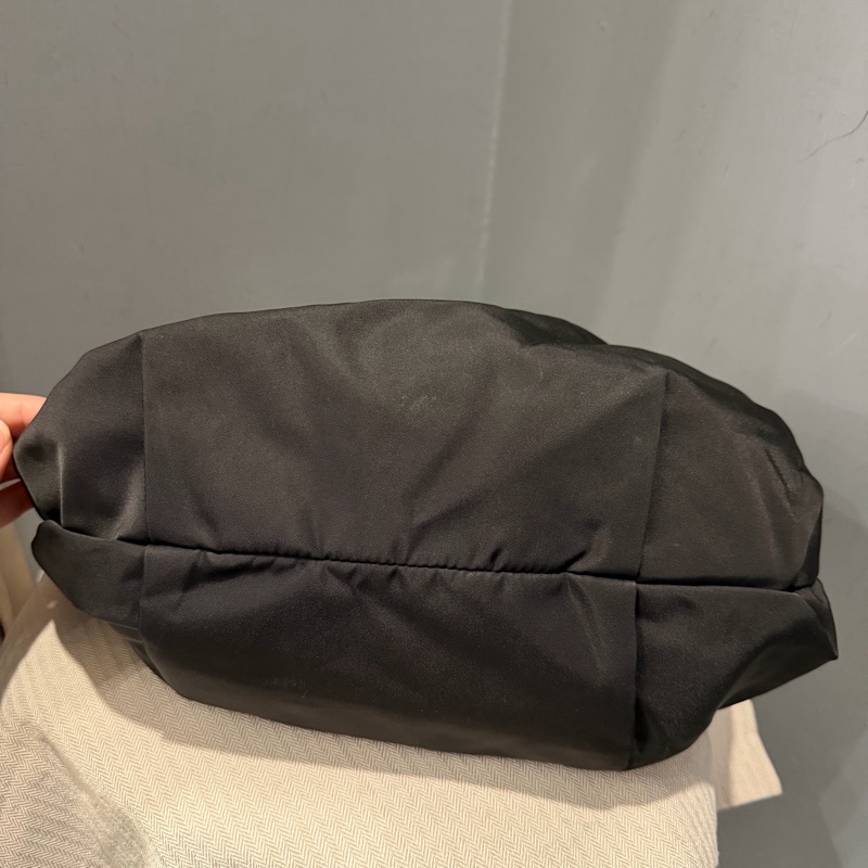 Prada 經典尼龍 雲朵包 Hobo包 肩背包 黑 金釦-29