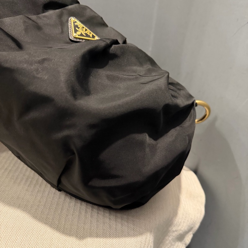 Prada 經典尼龍 雲朵包 Hobo包 肩背包 黑 金釦-39