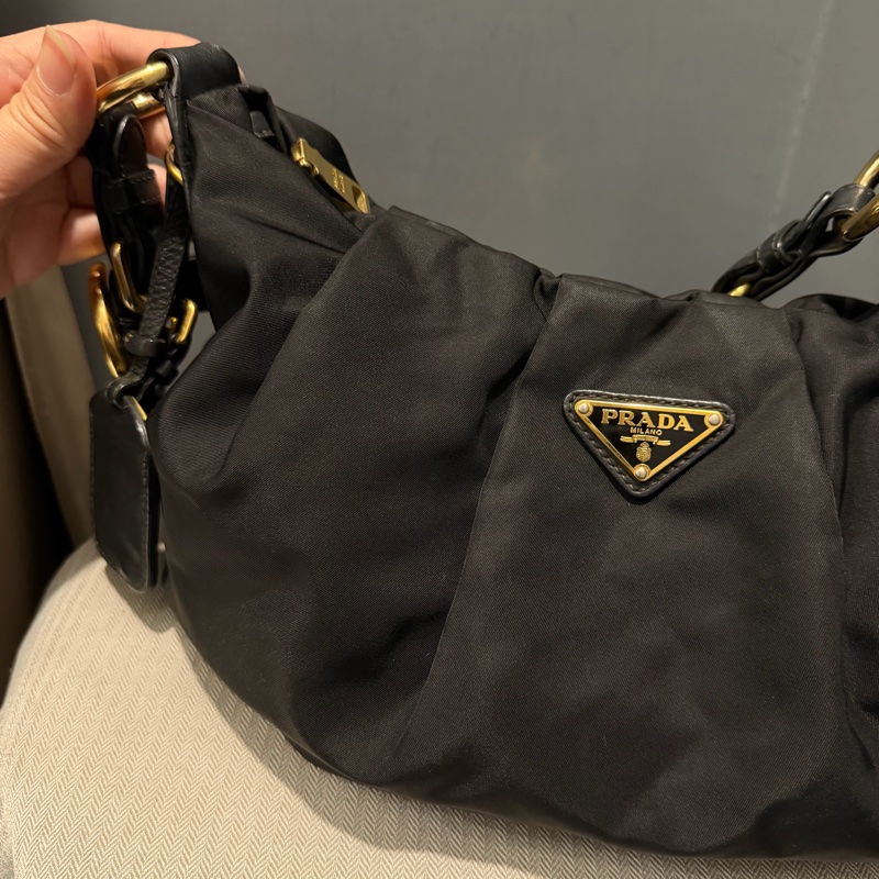Prada 經典尼龍 雲朵包 Hobo包 肩背包 黑 金釦-44