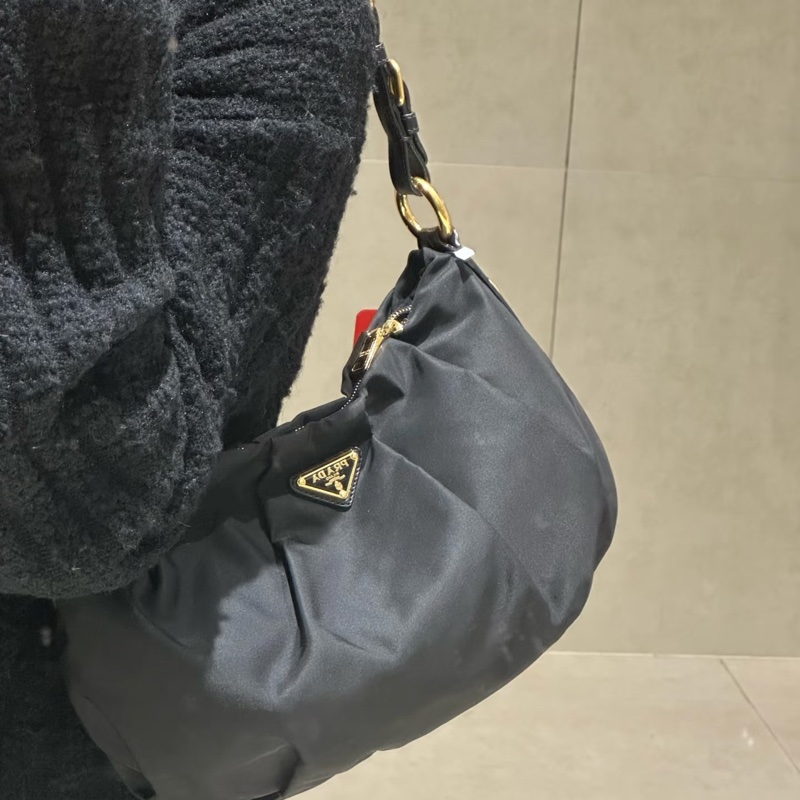 Prada 經典尼龍 雲朵包 Hobo包 肩背包 黑 金釦-48