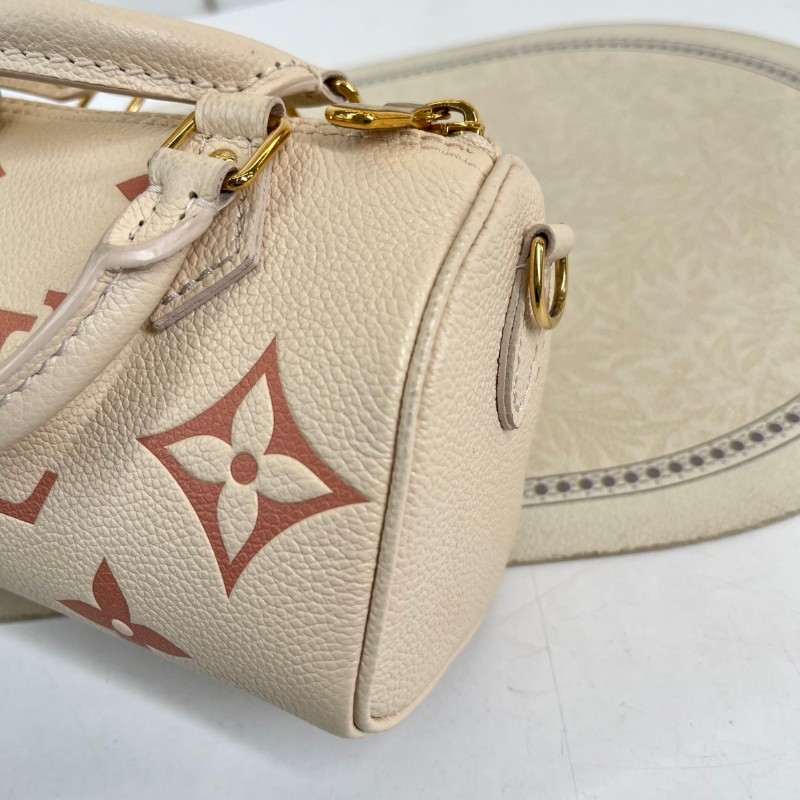 sq zzz LV路易威登  芯片款 speedynano草莓牛奶手提包單肩斜挎包 奶粉色Empreinte軟粒面牛皮配上可拆卸肩帶 胖乎乎簡直草莓牛奶即視感 小姐姐值得擁有的一只包包-17