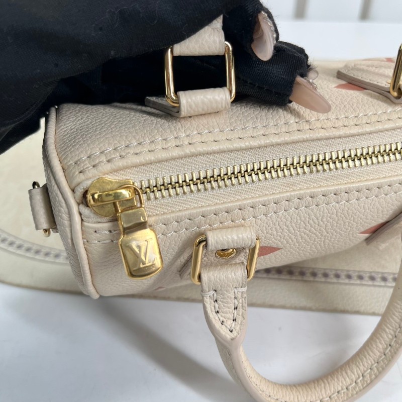 sq zzz LV路易威登  芯片款 speedynano草莓牛奶手提包單肩斜挎包 奶粉色Empreinte軟粒面牛皮配上可拆卸肩帶 胖乎乎簡直草莓牛奶即視感 小姐姐值得擁有的一只包包-23