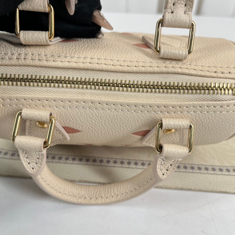 sq zzz LV路易威登  芯片款 speedynano草莓牛奶手提包單肩斜挎包 奶粉色Empreinte軟粒面牛皮配上可拆卸肩帶 胖乎乎簡直草莓牛奶即視感 小姐姐值得擁有的一只包包-24