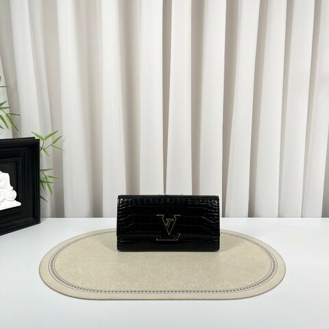 LV路易威登 黑色鱷魚皮長款錢包 金色V扣 質感高級 容量大 卡位零錢都能裝 日常通勤、手拿手提都可以 百搭實用 宴會聚會也很合適