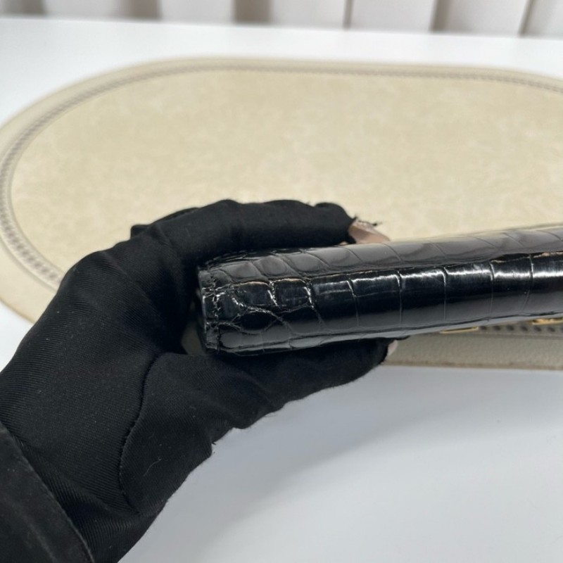 LV路易威登 黑色鱷魚皮長款錢包 金色V扣 質感高級 容量大 卡位零錢都能裝 日常通勤、手拿手提都可以 百搭實用 宴會聚會也很合適-11