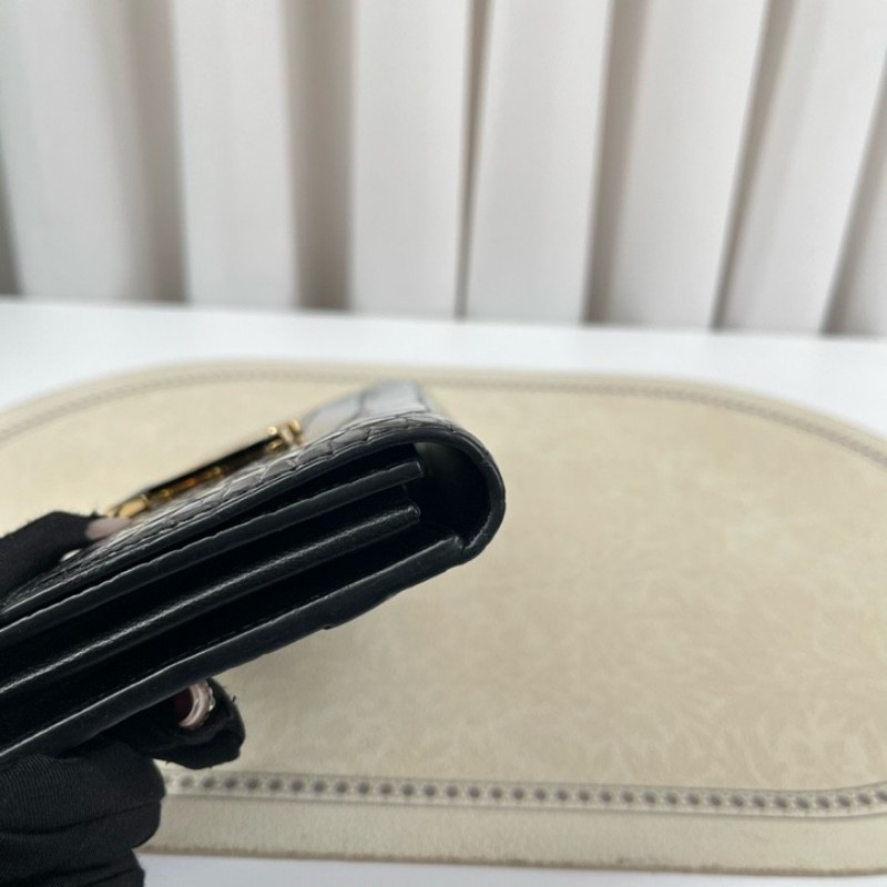 LV路易威登 黑色鱷魚皮長款錢包 金色V扣 質感高級 容量大 卡位零錢都能裝 日常通勤、手拿手提都可以 百搭實用 宴會聚會也很合適-12