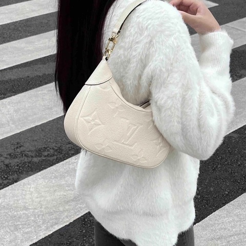 LV M46099牛皮壓紋牛角包腋下包 奶白 芯片款🏅