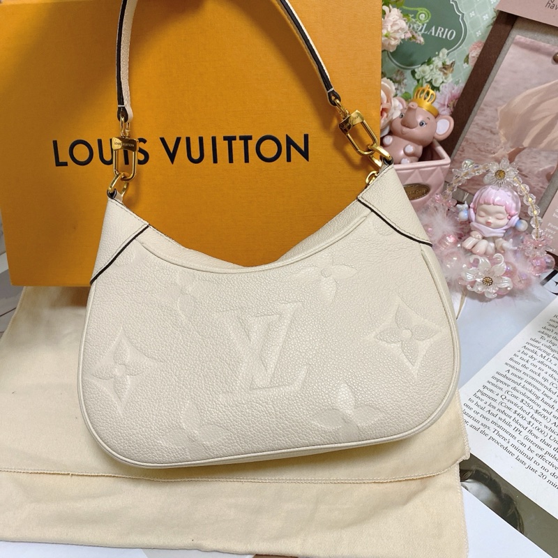 LV M46099牛皮壓紋牛角包腋下包 奶白 芯片款🏅-3