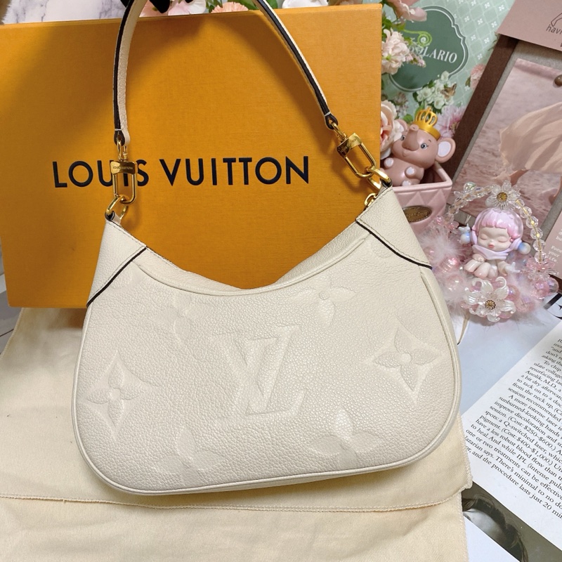 LV M46099牛皮壓紋牛角包腋下包 奶白 芯片款🏅-4