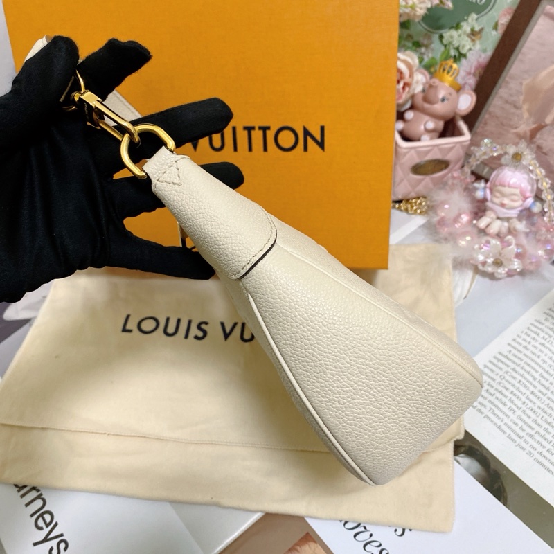 LV M46099牛皮壓紋牛角包腋下包 奶白 芯片款🏅-5