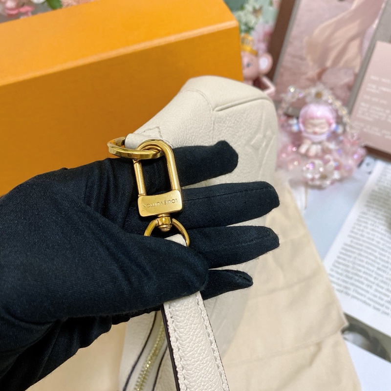 LV M46099牛皮壓紋牛角包腋下包 奶白 芯片款🏅-11