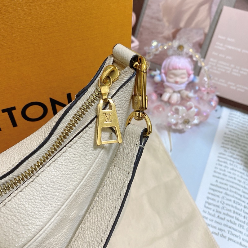 LV M46099牛皮壓紋牛角包腋下包 奶白 芯片款🏅-12